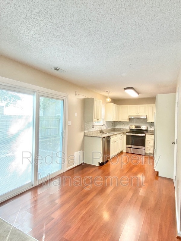 Foto del edificio - 204 Gate House Rd