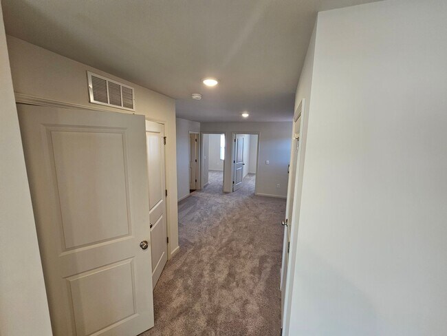 Foto del edificio - Brand new Townhome in Newton