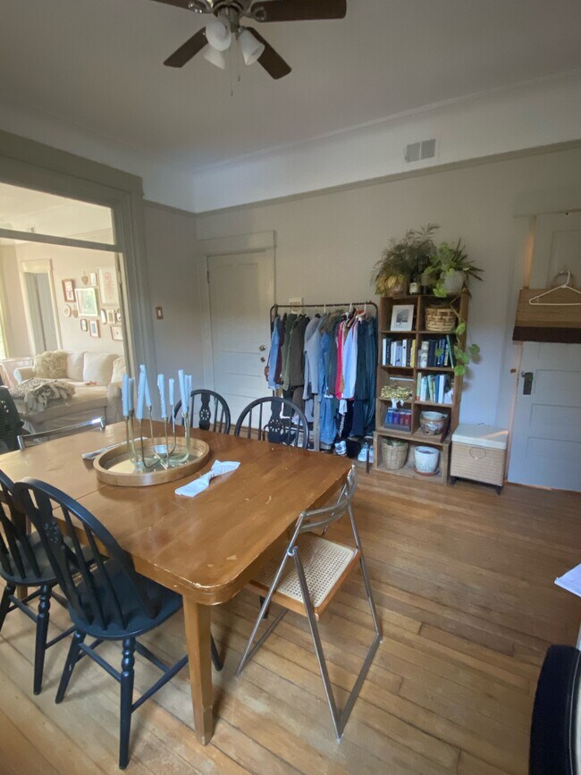 Dining room - 1924 W Division St