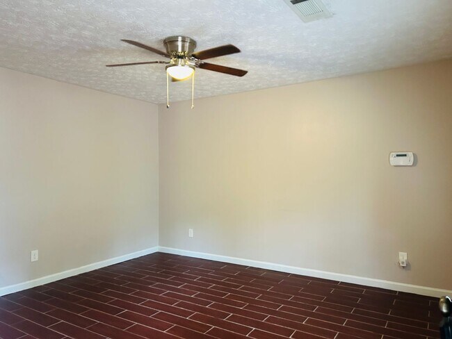 Building Photo - 140 Summerwood Dr