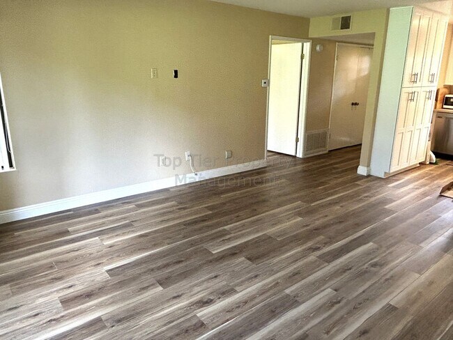 Foto del edificio - ***Upgraded 1 bed / 1 bath Condo on the Golf-Course - For Lease!