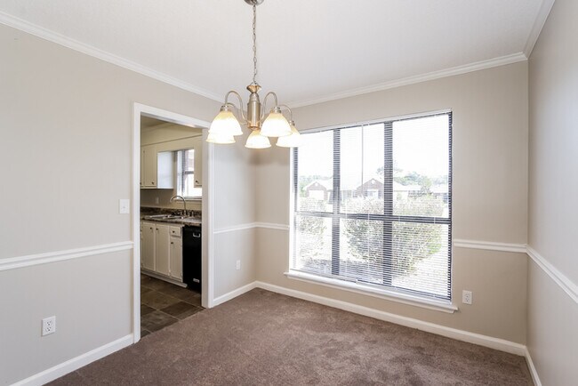 Foto del edificio - Bright 3 Bedroom Home with High Ceilings