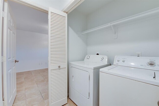 Building Photo - 2735 Woodridge Manor Dr