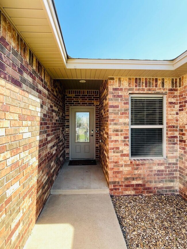 Foto del edificio - 4 Bedroom, 2 Bath -