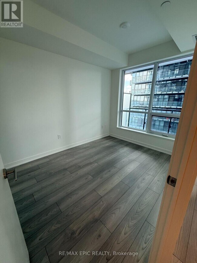 Photo du bâtiment - 120 Broadway Ave