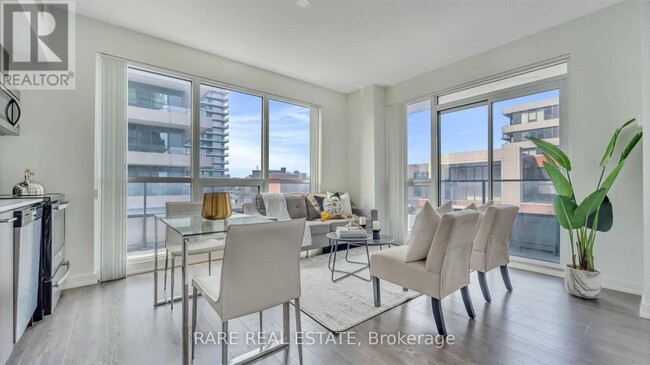 Photo du bâtiment - 2212-2212 Lake Shore Blvd W