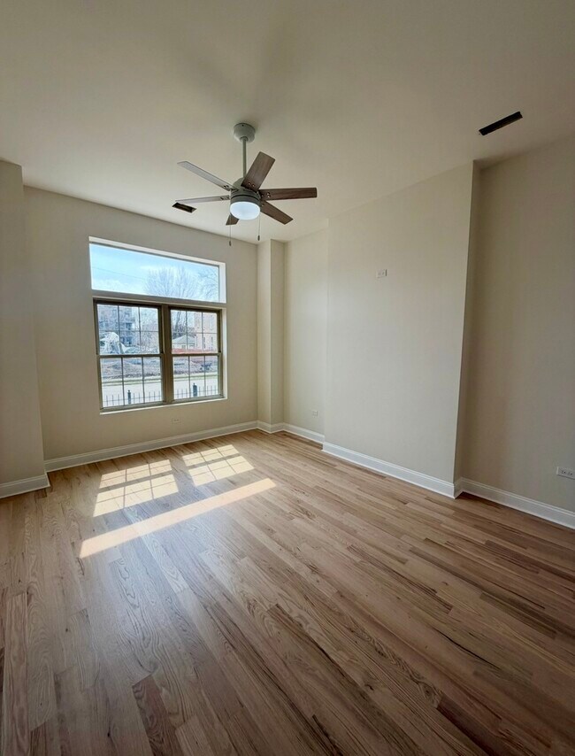 Foto del edificio - 2638 W Adams St