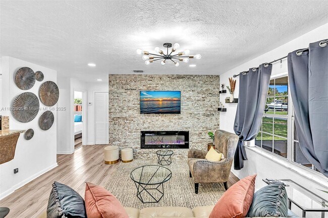 Building Photo - 4633 SW 28th Ave