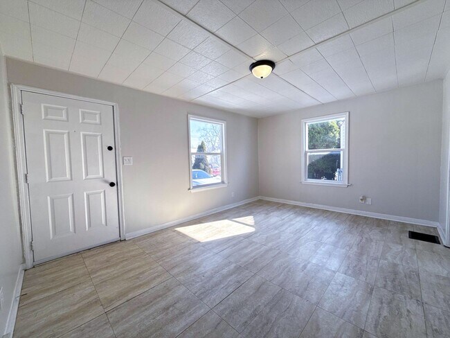 Foto del edificio - Beautifully Updated 2BR Home w/ Fenced Yard & Full Basement in South Linden