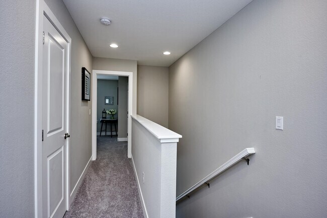 Building Photo - Creekline Townhomes