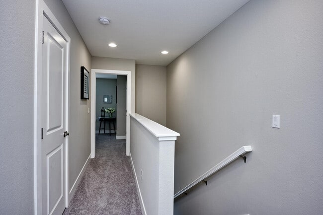 Building Photo - Creekline Townhomes