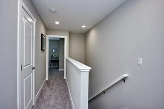 Building Photo - Creekline Townhomes