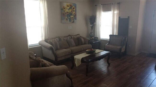 Foto del edificio - 1505 Rosenbaum Ln