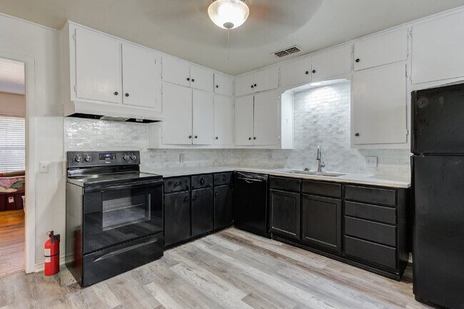 Foto del edificio - Four Bedroom in Tech Terrace or Three bed with extra space