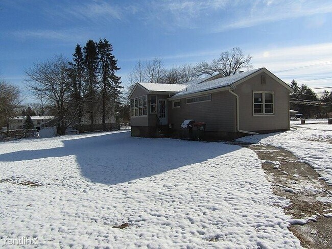Building Photo - 3 br, 1.5 bath House - 282 Cook Hill Road