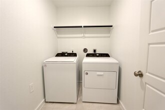 Building Photo - 6686 Lahna Oak Dr