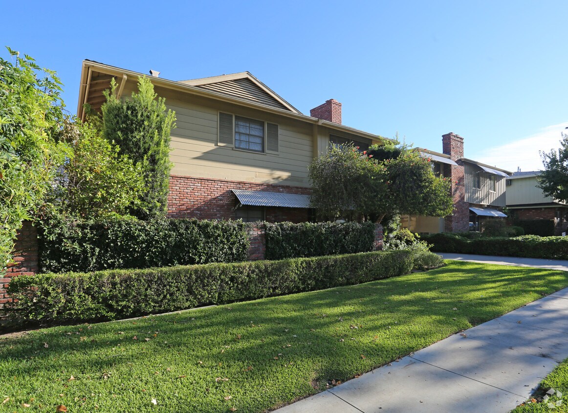 Primary Photo - 129 E Fairview Ave