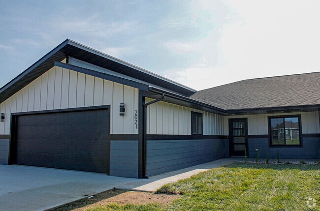 Building Photo - 2021-2023 Lucerne Ave