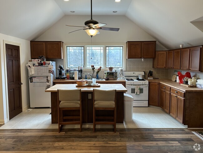 Building Photo - 4664 Hayden Run Rd