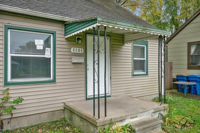 Foto del edificio - $1200 Warren bungalow
