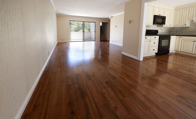 Foto del edificio - Beautiful End Unit with Nature Views!