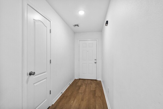 Building Photo - Stylish 3 Bed, 2 Bath Retreat with Modern ...