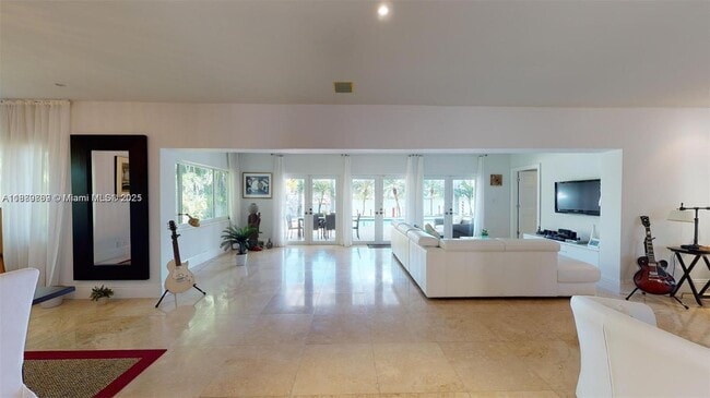 Building Photo - 6015 Pine Tree Dr