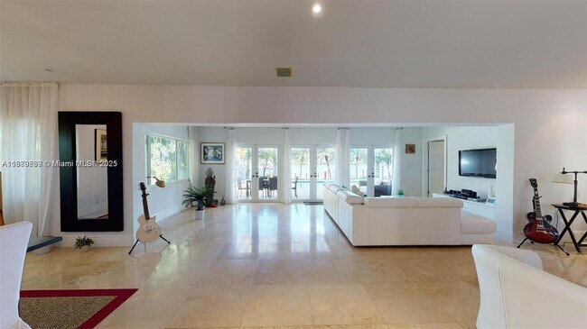 Foto del edificio - 6015 Pine Tree Dr