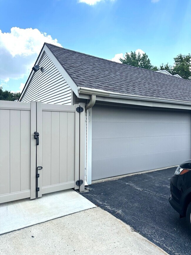 Building Photo - 615 Verde Dr