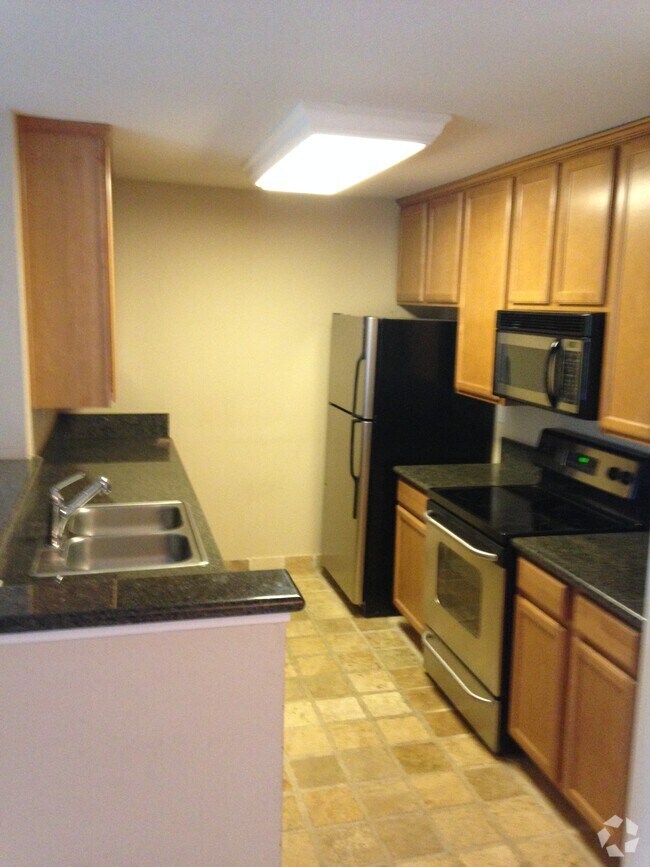Building Photo - 7120 Shoreline Dr