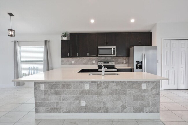 Foto del edificio - 9725 Starboard Dr