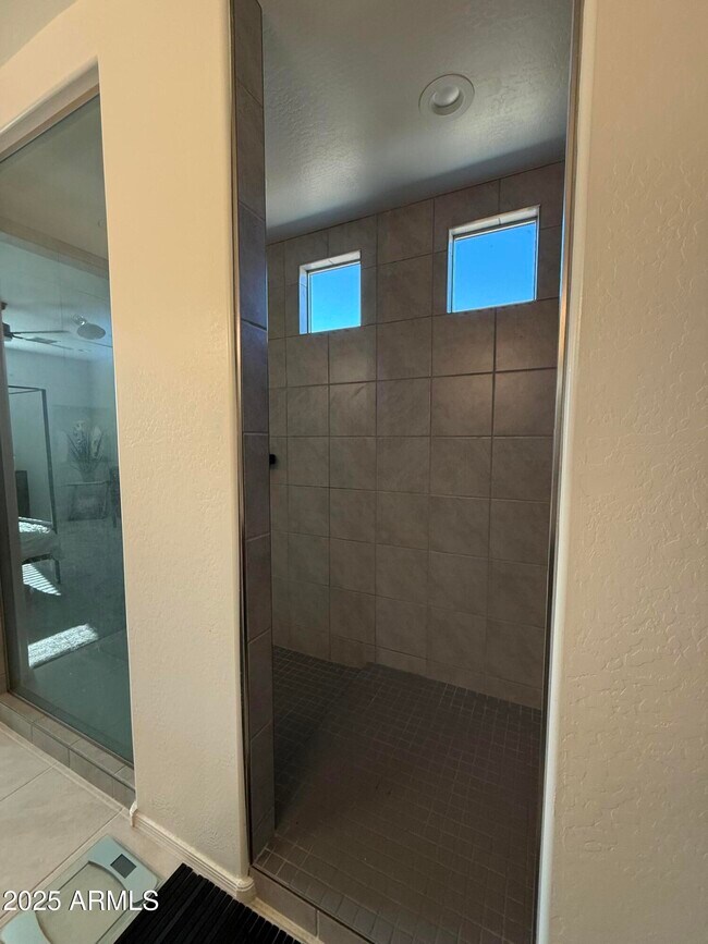 Foto del edificio - 24 S 157th Ln