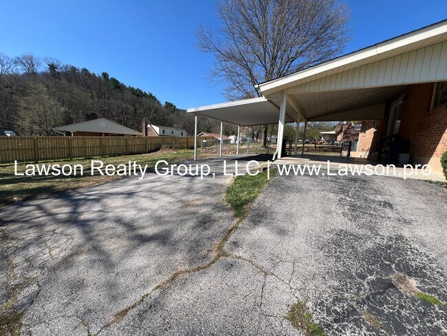 Building Photo - Fantastic Southwest County Brick Ranch