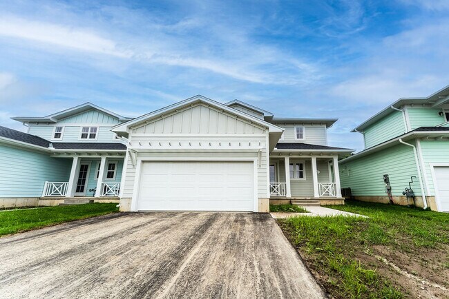 Photo du bâtiment - Gorgeous PORT Stanley * 3 Bedroom Home for Rent * May 1st * Garage!