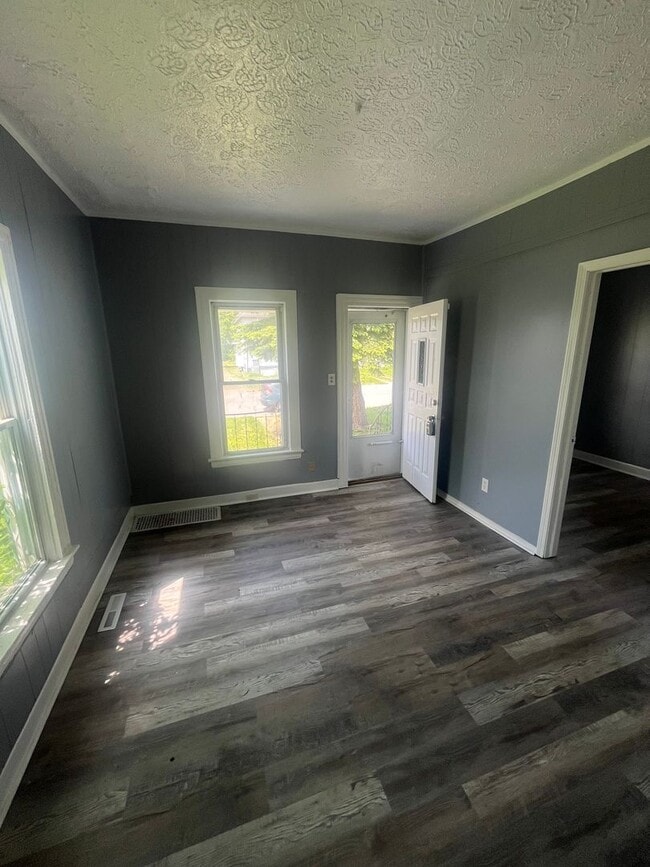 Building Photo - Section 8 Accepted, Charming 4BR 2 BA Home...