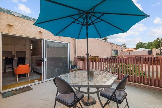 Foto del edificio - 7924 Woodman Ave