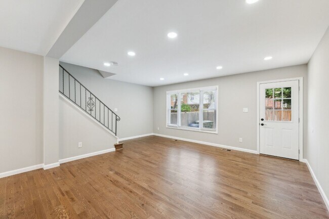 Foto del edificio - Charming 3 Bed 2.5 Bath Interior Townhome ...