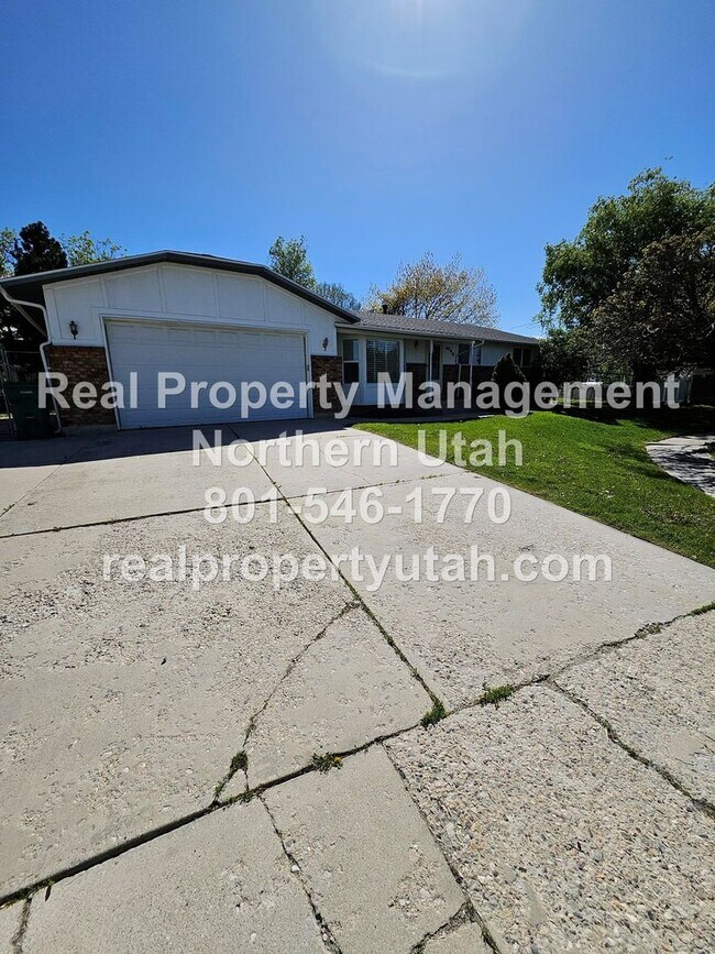 Foto del edificio - Lovely 5 Bedroom Home in Layton Available Now!