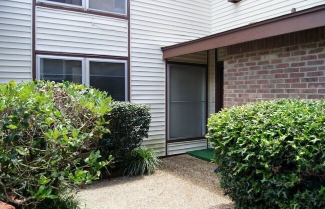 Building Photo - 2430 Rich Oak Dr