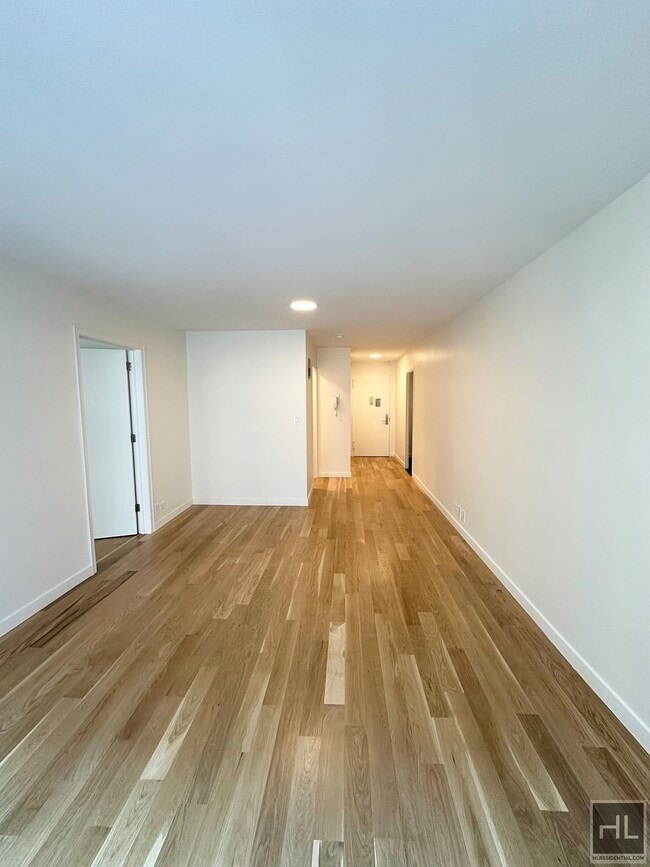 Building Photo - AMAZING STUDIO APARTMENT!! AMAZING DEAL! W...