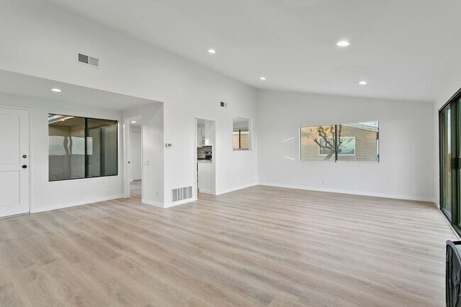 Foto del edificio - Gorgeously Updated 2 Bedroom Townhome with...