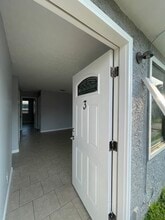 Building Photo - 715 W 13th St