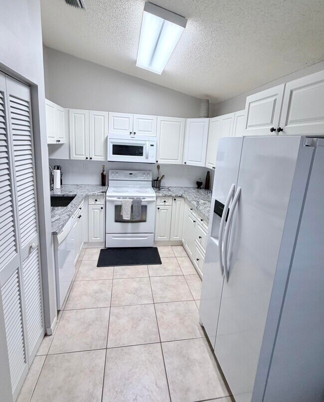 Building Photo - 2555 Bedford Mews Dr