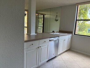 Building Photo - 500 Egret Cir