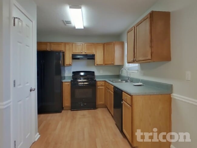 Foto del edificio - 6030 Crooked Creek Dr.