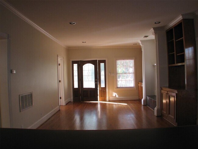 Building Photo - 712 Peden St