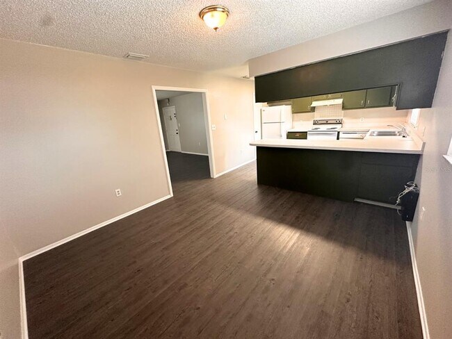 Foto del edificio - 3601 Cypress Gardens Rd