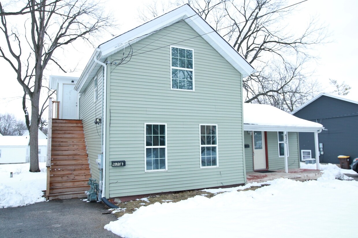 630 Queen Anne St Unit 1, Woodstock, IL 60098 Condo for Rent in