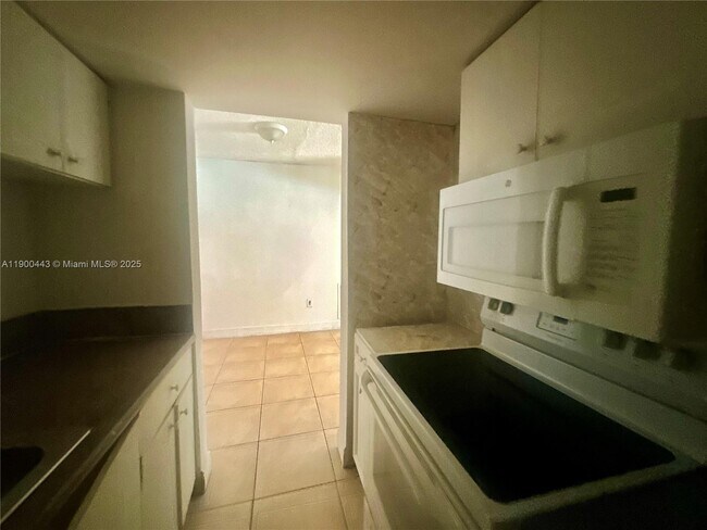 Foto del edificio - 1851 NE 168th St