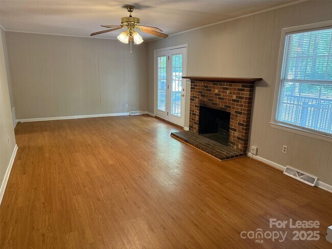 Building Photo - 301 Montgomery Dr